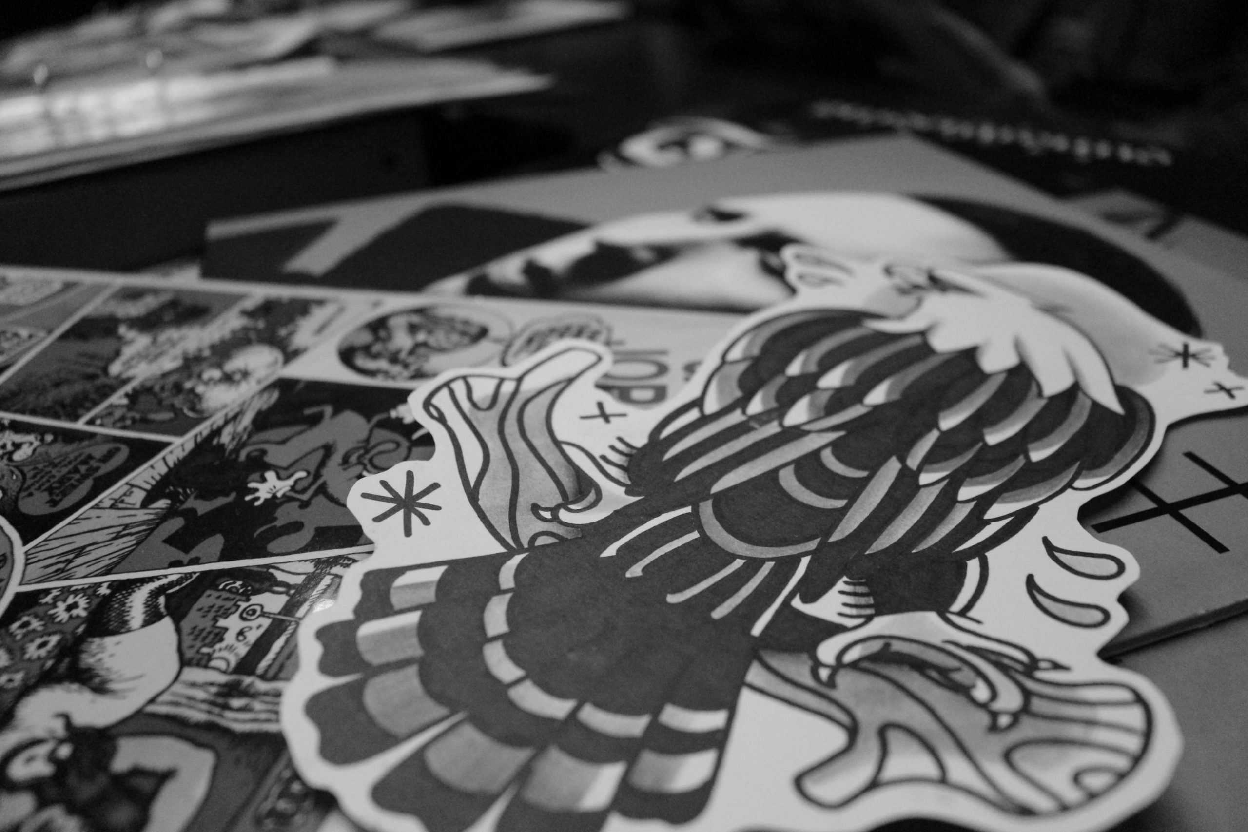 Fogli di flash tattoo sul tavolo dello studio