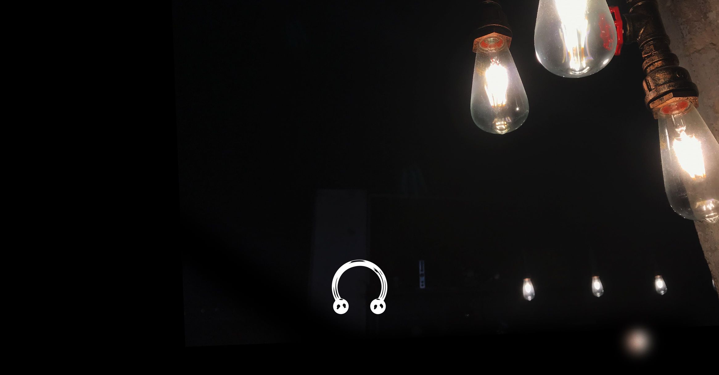 Lampade a vista e anello da piercing nello studio