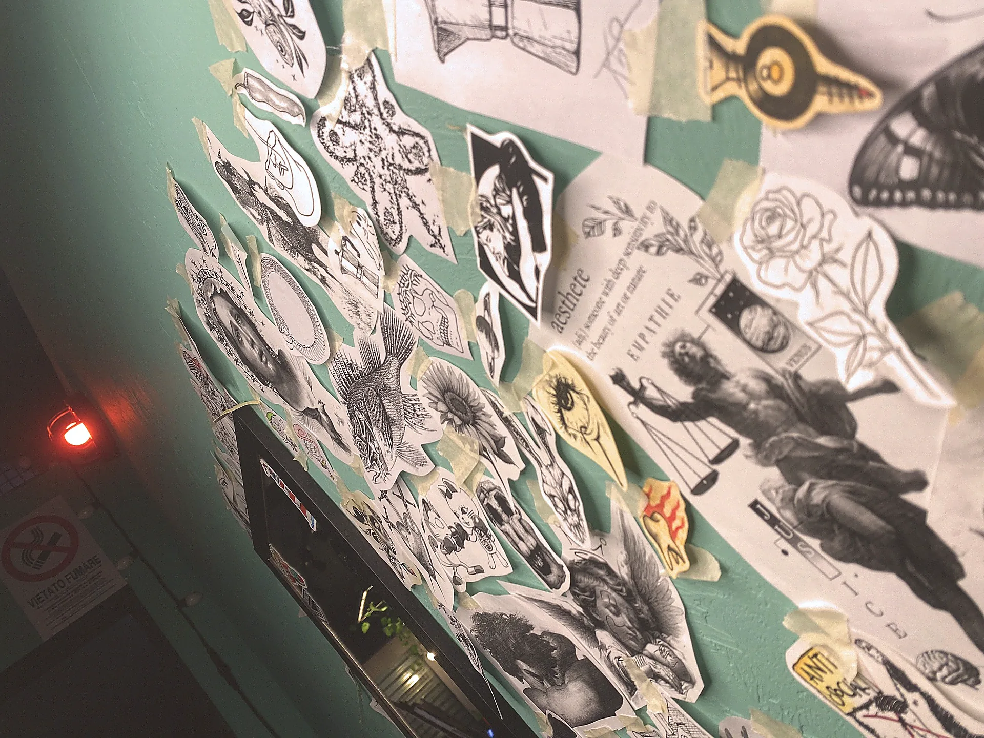Disegni di tatuaggi attaccati alla parete verde
